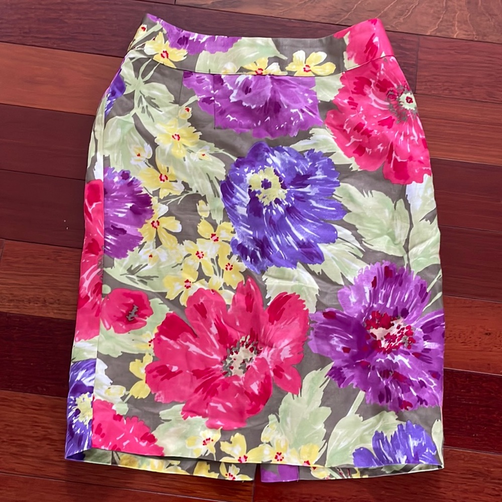 Banana Republic women floral pencil skirt. Like brand new. Size 00P.